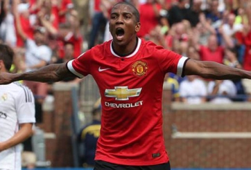 CĐV Man Utd hy vọng đội bóng không bán Ashley Young